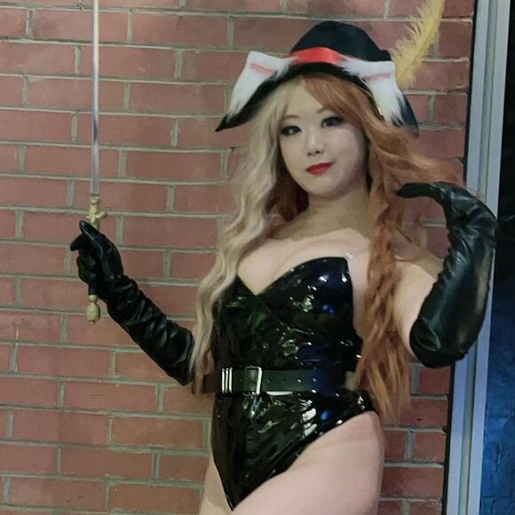 Copper Red Auburn Wig with Blonde Streak - Picture 4 of 6